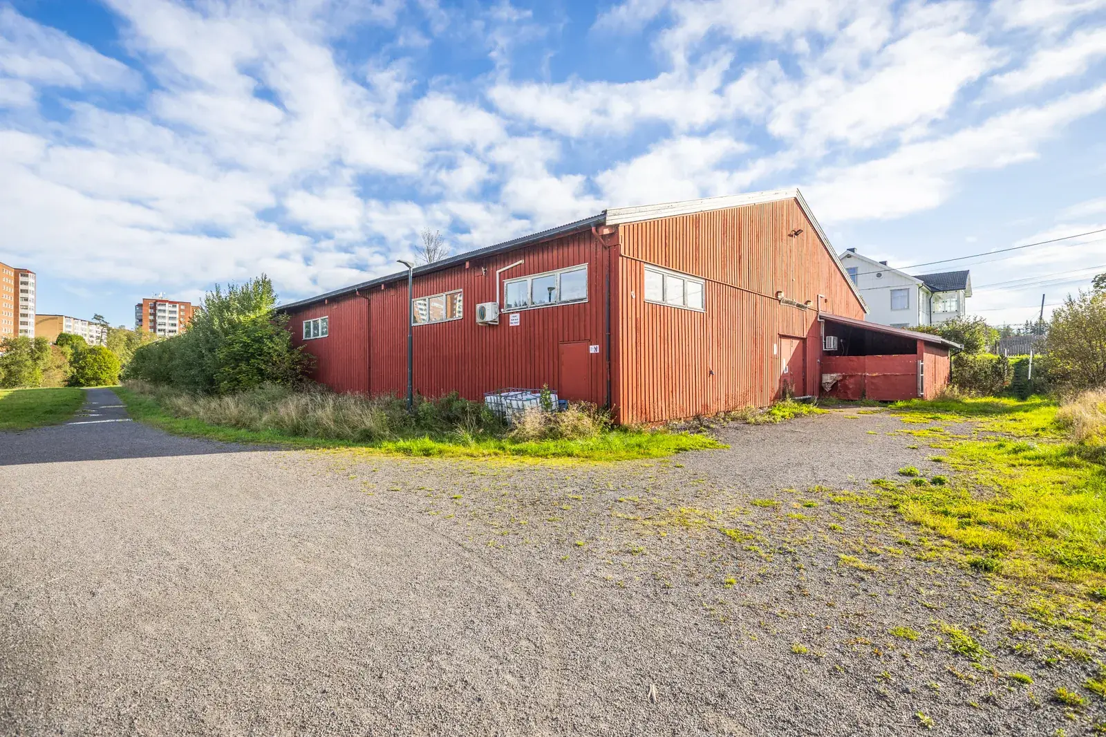 Hallen på Ellingsrud gård sett fra siden