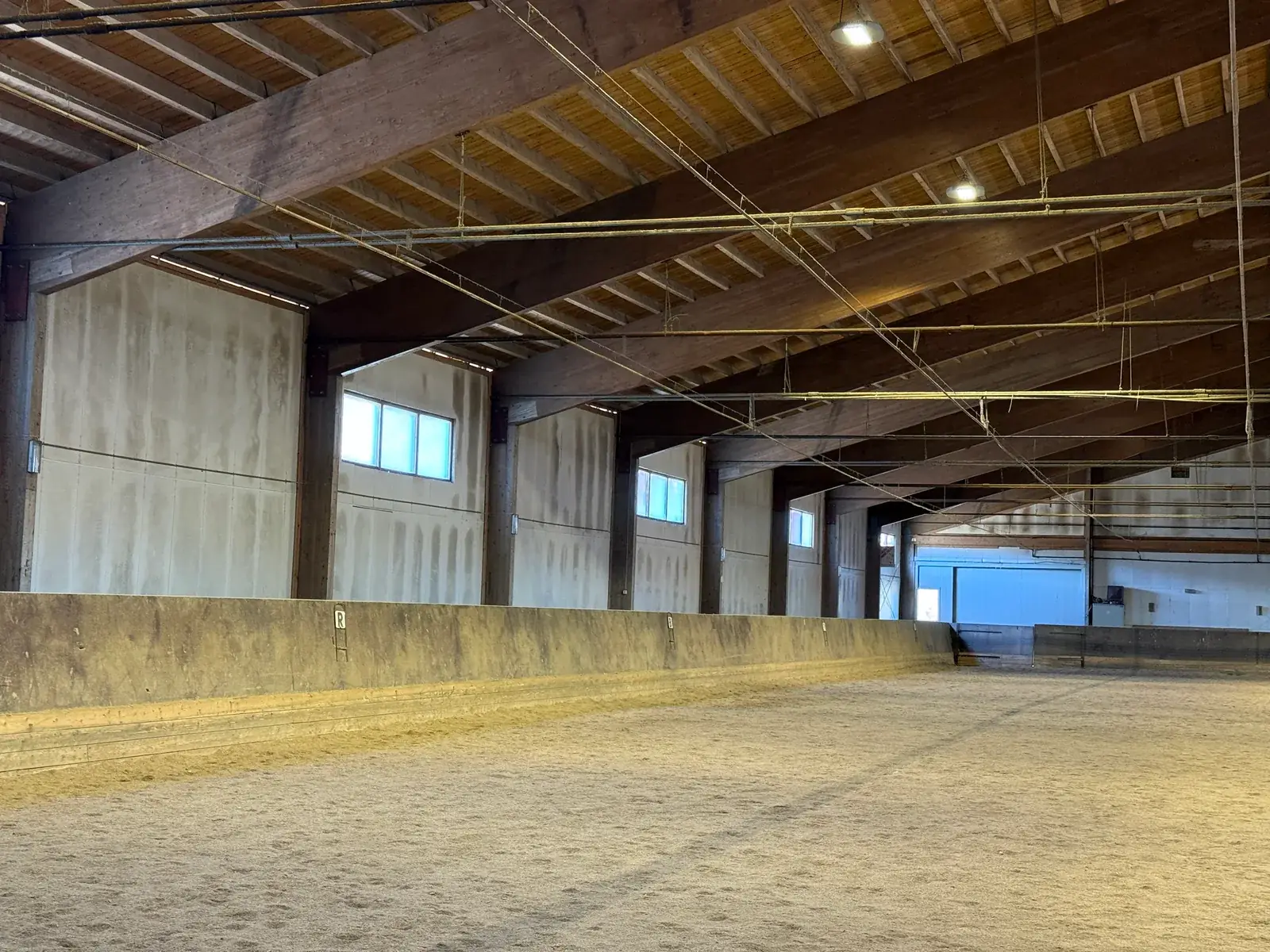 Hallen innvendig sett langs langsiden
